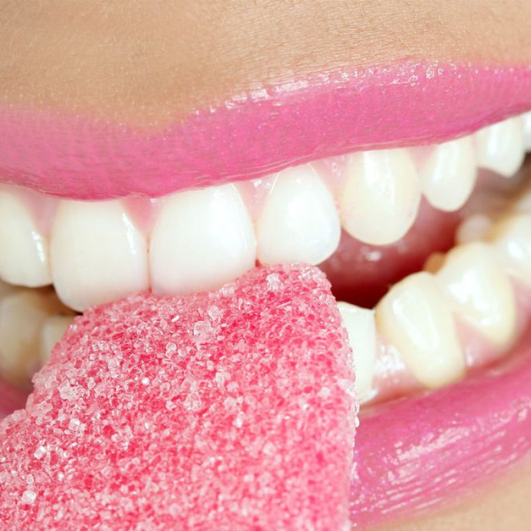 azúcar en la noche daña dientes